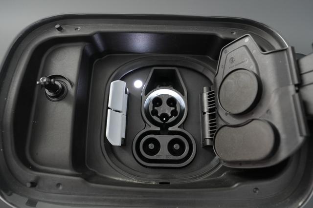 2024 BMW i4 — photo 8 of 21