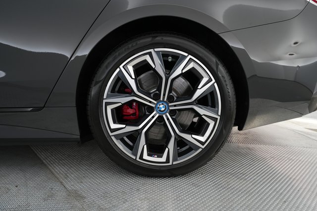 2024 BMW i4 — photo 15 of 21