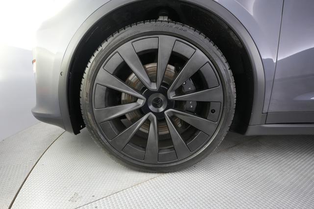2022 Tesla Model X — photo 7 of 24
