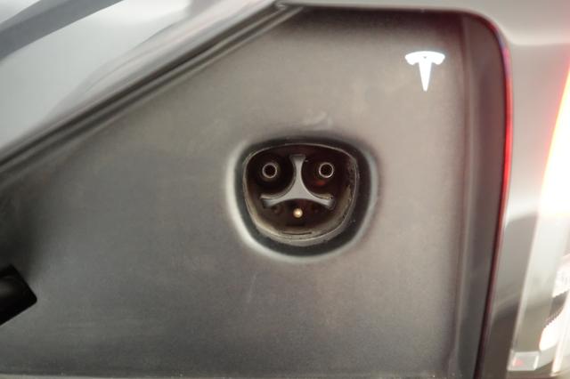 2022 Tesla Model X — photo 8 of 24