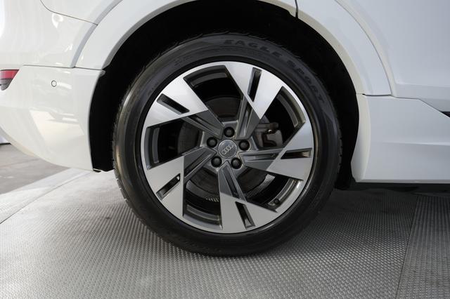 2021 Audi e-tron — photo 7 of 23