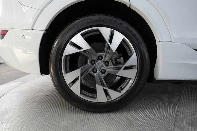 2021 Audi e-tron — photo 7 of 23