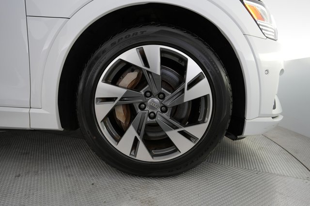 2021 Audi e-tron — photo 17 of 23