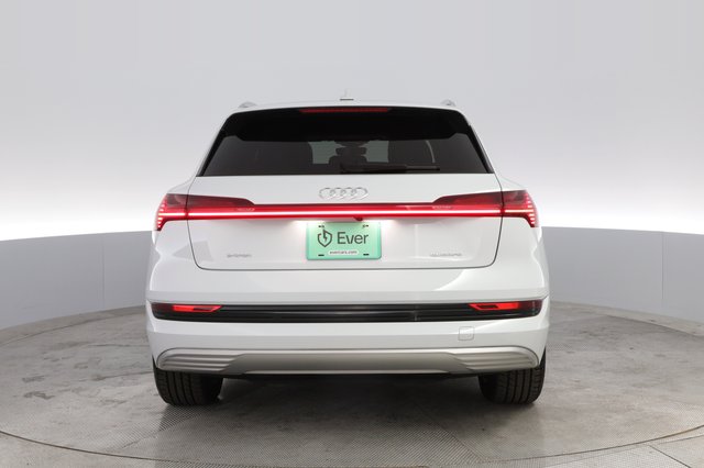2021 Audi e-tron — photo 12 of 23