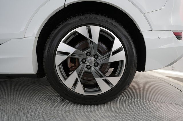 2021 Audi e-tron — photo 15 of 23