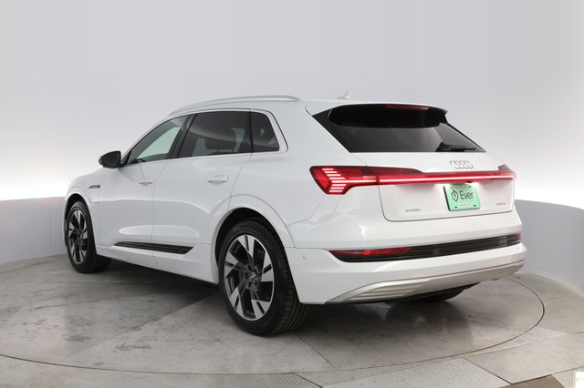 2021 Audi e-tron — photo 13 of 23