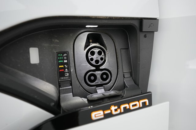 2021 Audi e-tron — photo 8 of 23