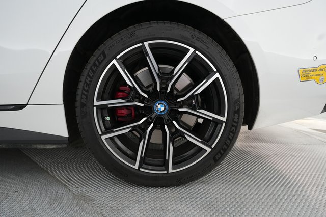 2022 BMW i4 — photo 15 of 22