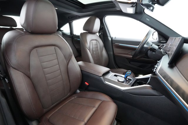 2022 BMW i4 — photo 17 of 22