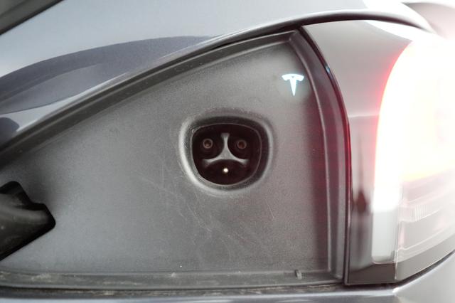 2023 Tesla Model S — photo 8 of 21