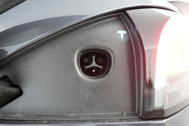 2023 Tesla Model S — photo 8 of 21