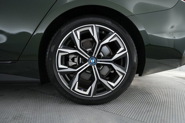 2024 BMW i4 — photo 15 of 21