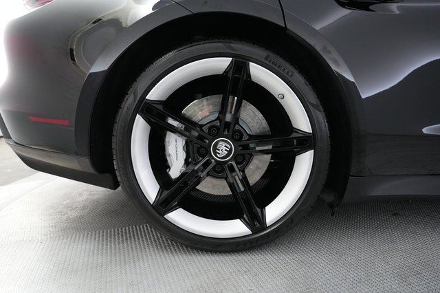 2021 Porsche Taycan — photo 17 of 26