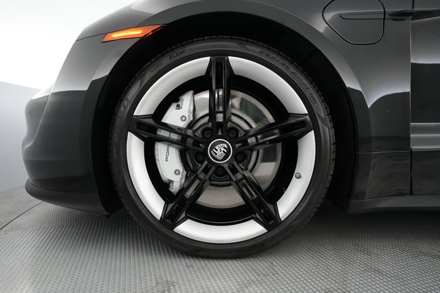 2021 Porsche Taycan — photo 15 of 26