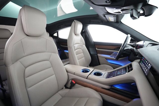 2021 Porsche Taycan — photo 18 of 26