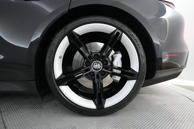 2021 Porsche Taycan — photo 16 of 26