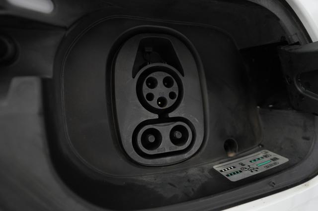 2023 Volkswagen ID.4 — photo 8 of 21