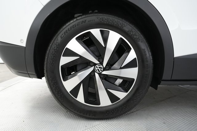 2023 Volkswagen ID.4 — photo 15 of 21