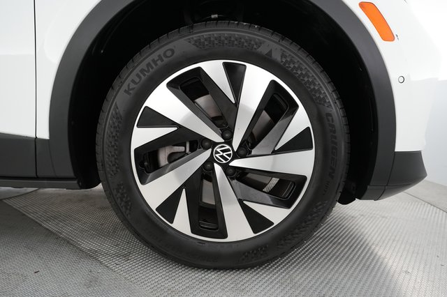 2023 Volkswagen ID.4 — photo 16 of 21