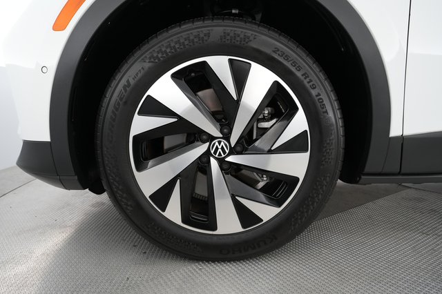 2023 Volkswagen ID.4 — photo 17 of 21