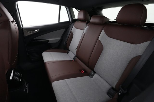 2023 Volkswagen ID.4 — photo 18 of 21