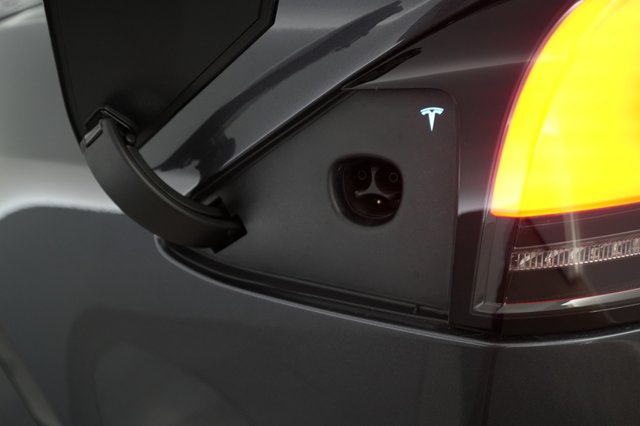 2023 Tesla Model X — photo 8 of 23