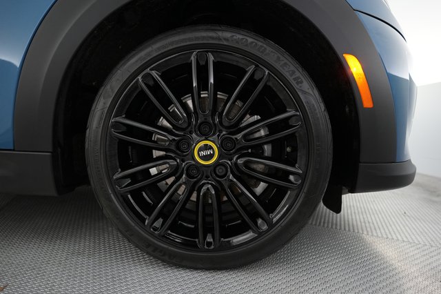 2024 MINI Cooper SE — photo 17 of 28