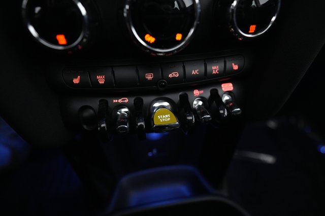 2024 MINI Cooper SE — photo 22 of 28