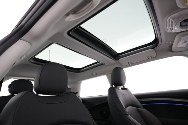 2024 MINI Cooper SE — photo 24 of 28