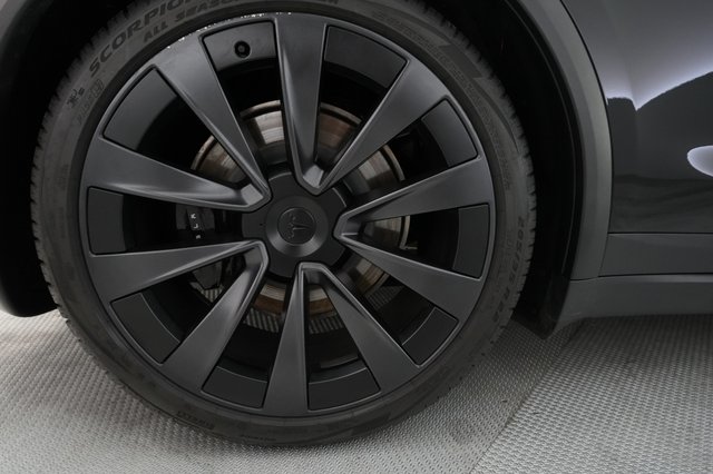 2023 Tesla Model X — photo 17 of 23