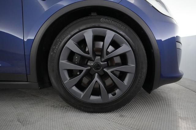2022 Tesla Model X — photo 7 of 23