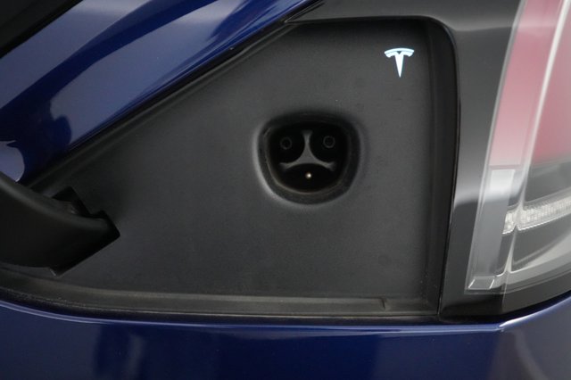 2022 Tesla Model X — photo 8 of 23
