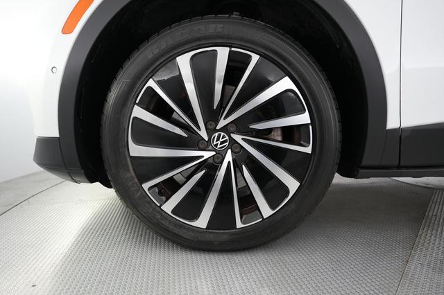 2023 Volkswagen ID.4 — photo 7 of 20