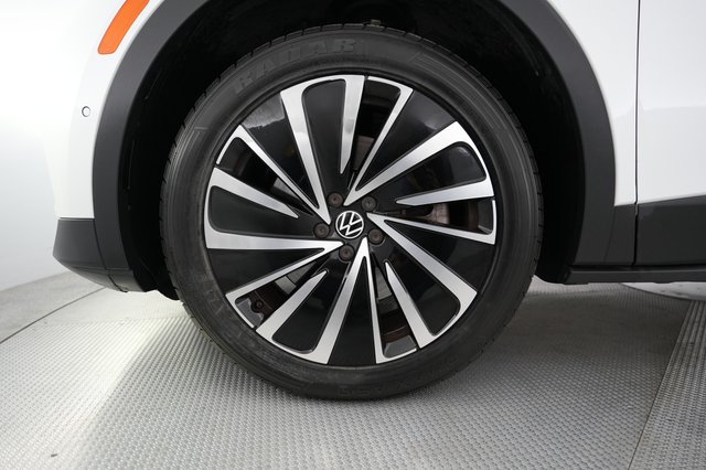 2023 Volkswagen ID.4 — photo 7 of 20