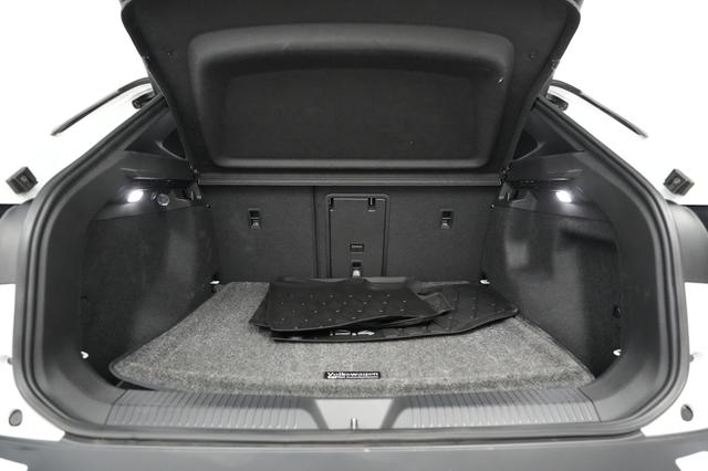 2023 Volkswagen ID.4 — photo 6 of 20