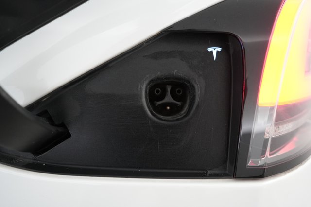 2022 Tesla Model X — photo 8 of 29