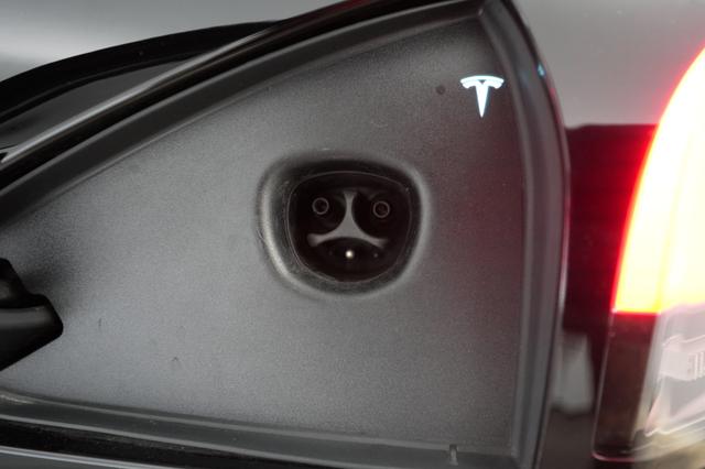 2023 Tesla Model S — photo 8 of 23