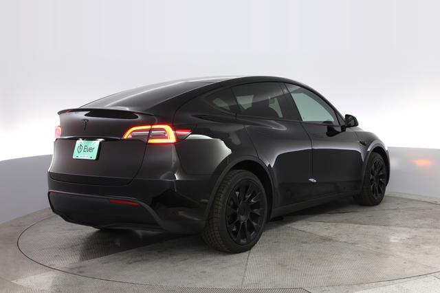 2022 Tesla Model Y — photo 2 of 24