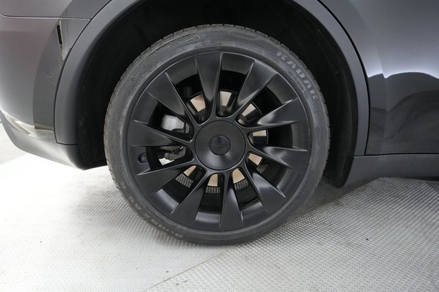 2022 Tesla Model Y — photo 17 of 24