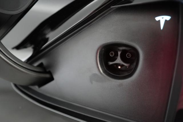 2023 Tesla Model X — photo 8 of 23