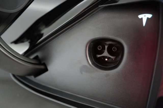 2023 Tesla Model X — photo 8 of 23