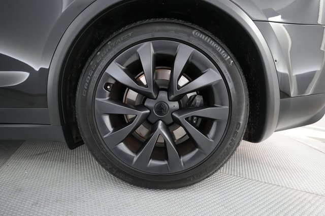 2023 Tesla Model X — photo 16 of 23