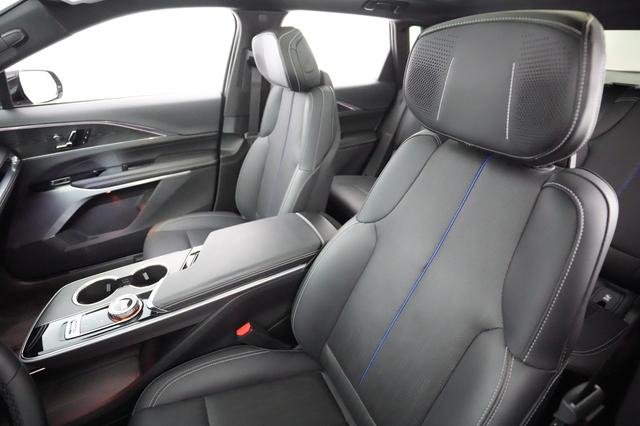 2024 Cadillac LYRIQ — photo 3 of 21