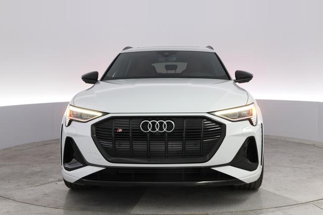 2022 Audi e-tron — photo 9 of 21