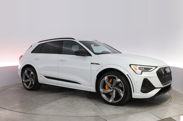 2022 Audi e-tron — photo 11 of 21