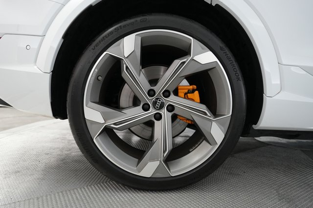 2022 Audi e-tron — photo 17 of 21