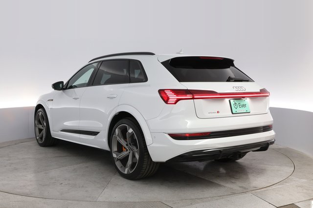 2022 Audi e-tron — photo 13 of 21