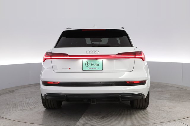2022 Audi e-tron — photo 12 of 21