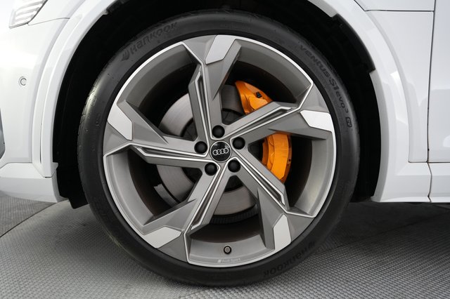 2022 Audi e-tron — photo 16 of 21