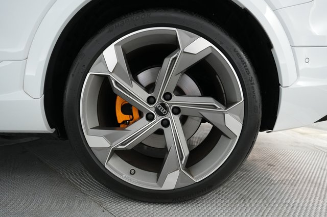 2022 Audi e-tron — photo 15 of 21